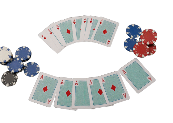 Baccarat Kartenf&auml;cher mit t&uuml;rkisfarbenem Gl&uuml;hen auf dem GambleZen Live-Tisch